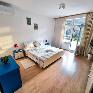 Retreat With Free Parking Pola